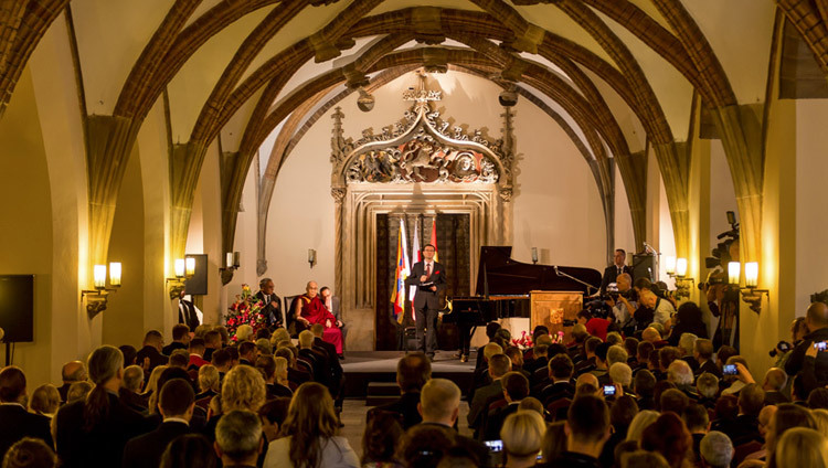 His Holiness the Dalai Lama at City Hall in Wroclaw, Poland on September 20, 2016. Photo/Maciej Kulczynski His Holiness the Dalai Lama at City Hall in Wroclaw, Poland on September 20, 2016. Photo/Maciej Kulczynski
