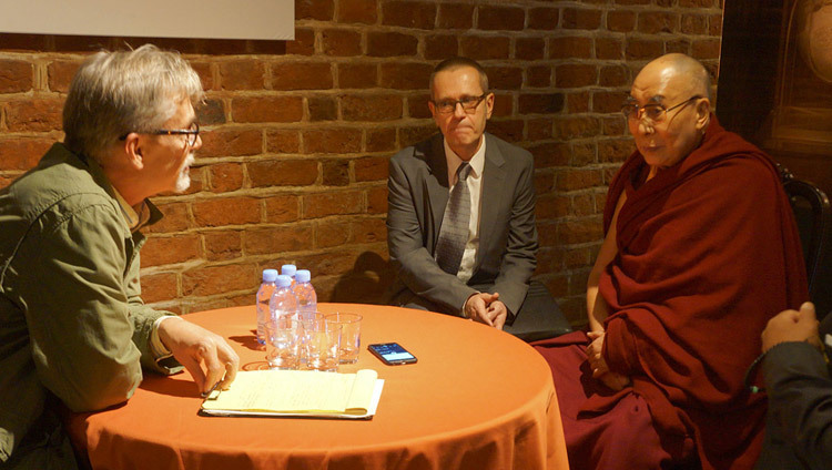 Jacek Zakowski of Polityka interviewing His Holiness the Dalai Lama at the City Museum in Wroclaw, Poland on September 20, 2016. Photo/Jeremy Russell/OHHDL Jacek Zakowski of Polityka interviewing His Holiness the Dalai Lama at the City Museum in Wroclaw, Poland on September 20, 2016. Photo/Jeremy Russell/OHHDL