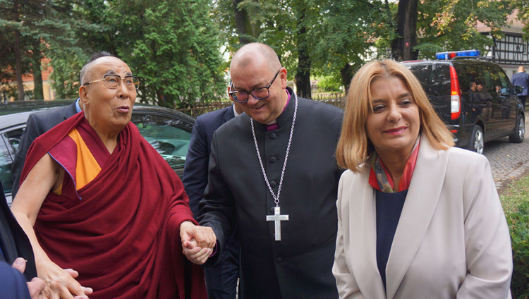 Bishop Waldemar Pytel and Mayor of Swidnica, Mrs Beata Moskal-Slaniewska escorting His Holiness the Dalai Lama to the Church of Peace in Swidnica, Poland on September 21, 2016. Photo/Jeremy Russell/OHHDL Bishop Waldemar Pytel and Mayor of Swidnica, Mrs Beata Moskal-Slaniewska escorting His Holiness the Dalai Lama to the Church of Peace in Swidnica, Poland on September 21, 2016. Photo/Jeremy Russell/OHHDL