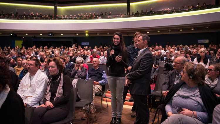 A member of the audience asking His Holiness the Dalai Lama a question during his talk at the Kursaal Arena in Bern, Switzerland on October 13, 2016. Photo/Manuel Bauer A member of the audience asking His Holiness the Dalai Lama a question during his talk at the Kursaal Arena in Bern, Switzerland on October 13, 2016. Photo/Manuel Bauer