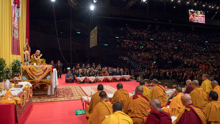 His Holiness the Dalai Lama speaking at the Hallenstadion in Zurich, Switzerland on October 14, 2016. Photo/Manuel Bauer His Holiness the Dalai Lama speaking at the Hallenstadion in Zurich, Switzerland on October 14, 2016. Photo/Manuel Bauer