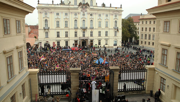 A view of Hradcanske Square during welcoming ceremonies for His Holiness the Dalai Lama in Prague, Czech Republic on October 17, 2016. Photo/Ondrej Besperat A view of Hradcanske Square during welcoming ceremonies for His Holiness the Dalai Lama in Prague, Czech Republic on October 17, 2016. Photo/Ondrej Besperat