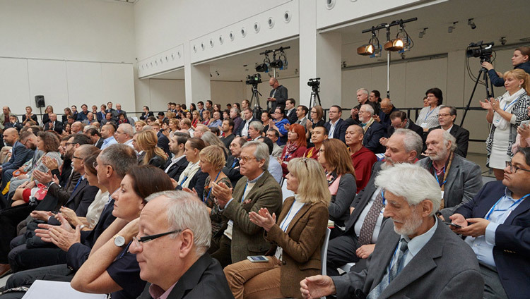 Members of the audience applauding at the conclusion at the Forum 2000 closing panel on the World and Its Current Challenges in Prague, Czech Republic on October 18, 2016. Photo/Olivier Adam Members of the audience applauding at the conclusion at the Forum 2000 closing panel on the World and Its Current Challenges in Prague, Czech Republic on October 18, 2016. Photo/Olivier Adam