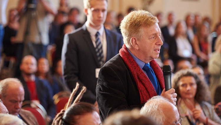 A member of the audience asking His Holiness the Dalai Lama a question during the Forum 2000 closing panel in Prague, Czech Republic on October 18, 2016. Photo/Ondrej Besperat A member of the audience asking His Holiness the Dalai Lama a question during the Forum 2000 closing panel in Prague, Czech Republic on October 18, 2016. Photo/Ondrej Besperat