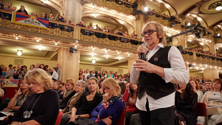 A member of the audience asking His Holiness the Dalai Lama a question during his talk at Lucerna Palace in Prague, Czech Republic on October 19, 2016. Photo/Olivier Adam A member of the audience asking His Holiness the Dalai Lama a question during his talk at Lucerna Palace in Prague, Czech Republic on October 19, 2016. Photo/Olivier Adam