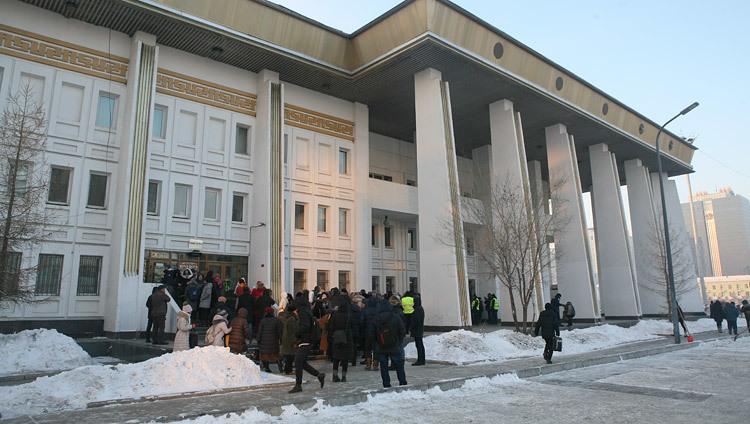 People lined up outside Culture House for admission to His Holiness the Dalai Lama's talk to youth in Ulaanbaatar, Mongolia on November 22, 2016. Photo/Igor Yanchoglov People lined up outside Culture House for admission to His Holiness the Dalai Lama's talk to youth in Ulaanbaatar, Mongolia on November 22, 2016. Photo/Igor Yanchoglov