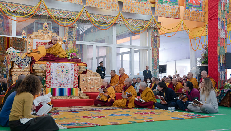 A group of monks, nuns and lay-people reciting the "Heart Sutra" in Spanish at the start of the third and final day of the actual Kalachakra Empowerment in Bodhgaya, Bihar, India on January 13, 2017. Photo/Tenzin Choejor/OHHDL A group of monks, nuns and lay-people reciting the "Heart Sutra" in Spanish at the start of the third and final day of the actual Kalachakra Empowerment in Bodhgaya, Bihar, India on January 13, 2017. Photo/Tenzin Choejor/OHHDL