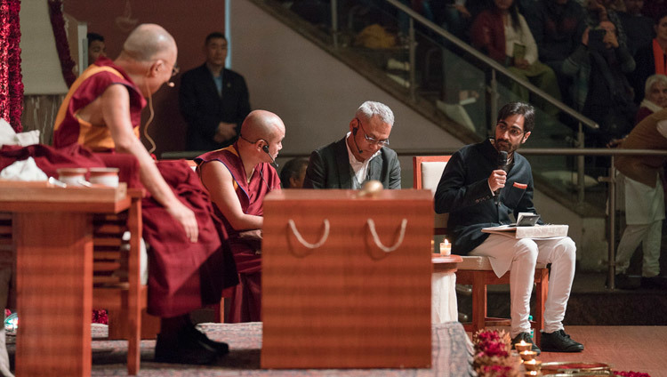 Veer Singh putting questions from the audience to His Holiness the Dalai Lama during the inaugural Vidyaloke public talk at Talkatora Stadium in New Delhi, India on February 5, 2017. Photo/Tenzin Choejor/OHHDL Veer Singh putting questions from the audience to His Holiness the Dalai Lama during the inaugural Vidyaloke public talk at Talkatora Stadium in New Delhi, India on February 5, 2017. Photo/Tenzin Choejor/OHHDL