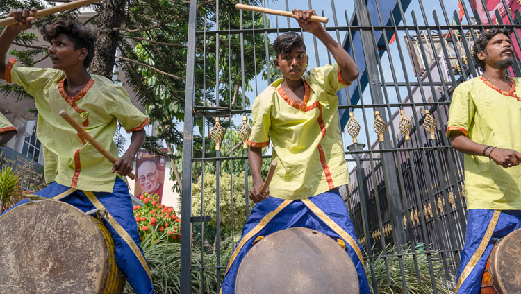 Drummers performing as His Holiness the Dalai Lama arrives at Dr Ambedkar Bhavan in Bengaluru, Karnataka, India on May 23, 2017. Photo by Tenzin Choejor/OHHDL Drummers performing as His Holiness the Dalai Lama arrives at Dr Ambedkar Bhavan in Bengaluru, Karnataka, India on May 23, 2017. Photo by Tenzin Choejor/OHHDL