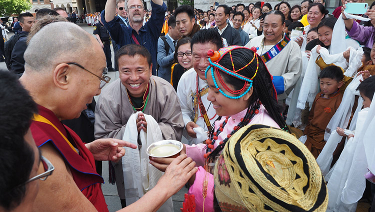 Members of the local Tibetan community offering His Holiness the Dalai Lama a traditional welcome on his arrival at the Mayo Clinic in Rochester, MN, USA on June 13, 2017. Photo by Jeremy Russell/OHHDL Members of the local Tibetan community offering His Holiness the Dalai Lama a traditional welcome on his arrival at the Mayo Clinic in Rochester, MN, USA on June 13, 2017. Photo by Jeremy Russell/OHHDL
