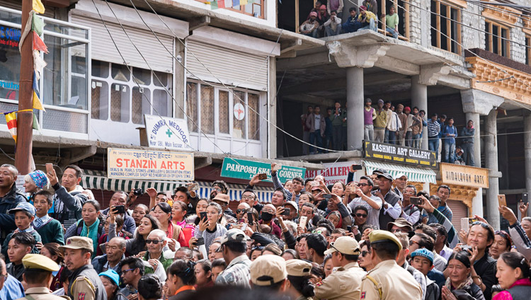 Well-wishers lining the road waiting to see His Holiness the Dalai Lama on his way to the Jokhang in Leh, Ladakh, J&K, India on July 5, 2017. Photo by Tenzin Choejor/OHHDL Well-wishers lining the road waiting to see His Holiness the Dalai Lama on his way to the Jokhang in Leh, Ladakh, J&K, India on July 5, 2017. Photo by Tenzin Choejor/OHHDL