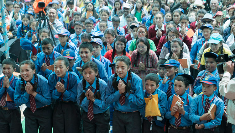 Members of the audience paying their respects at the conclusion of the first day of His Holiness the Dalai Lama's teachings in Disket, Nubra Valley, J&K, India on July 11, 2017. Photo by Tenzin Choejor/OHHDL Members of the audience paying their respects at the conclusion of the first day of His Holiness the Dalai Lama's teachings in Disket, Nubra Valley, J&K, India on July 11, 2017. Photo by Tenzin Choejor/OHHDL
