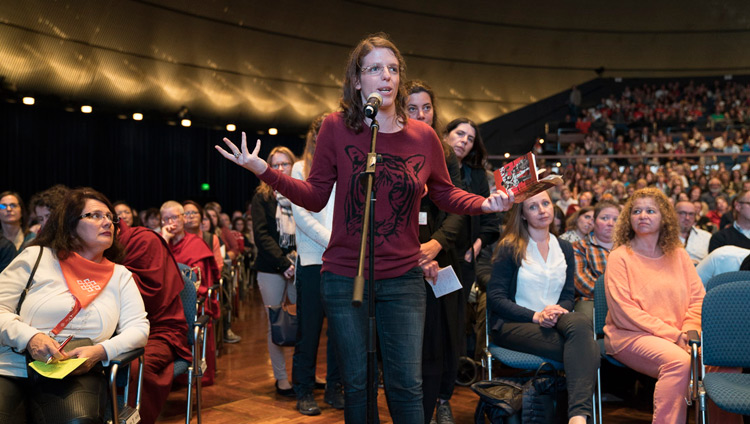 A member of the audience asking His Holiness the Dalai Lama a question during his talk at the Jahrhunderthalle in Frankfurt, Germany on September 13, 2017. Photo by Tenzin Choejor A member of the audience asking His Holiness the Dalai Lama a question during his talk at the Jahrhunderthalle in Frankfurt, Germany on September 13, 2017. Photo by Tenzin Choejor