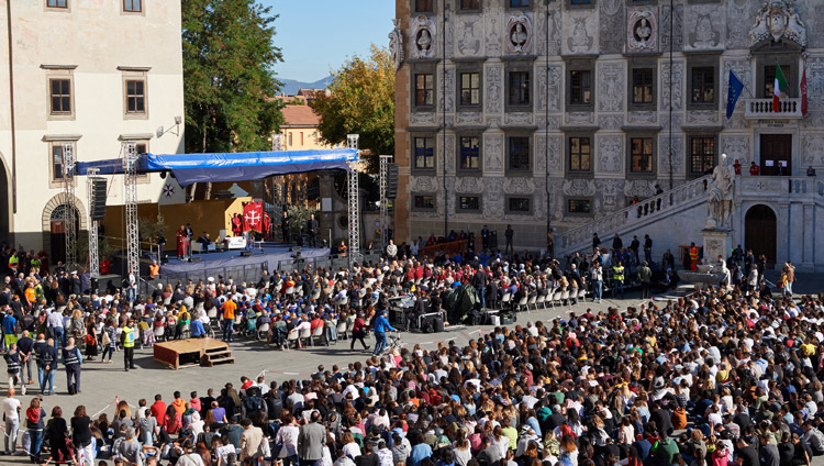 A view of Piazza dei Cavalieri where over 3700 people gathered to listen to His Holiness the Dalai Lama's talk in Pisa, Italy on September 20, 2017. Photo by Olivier Adam