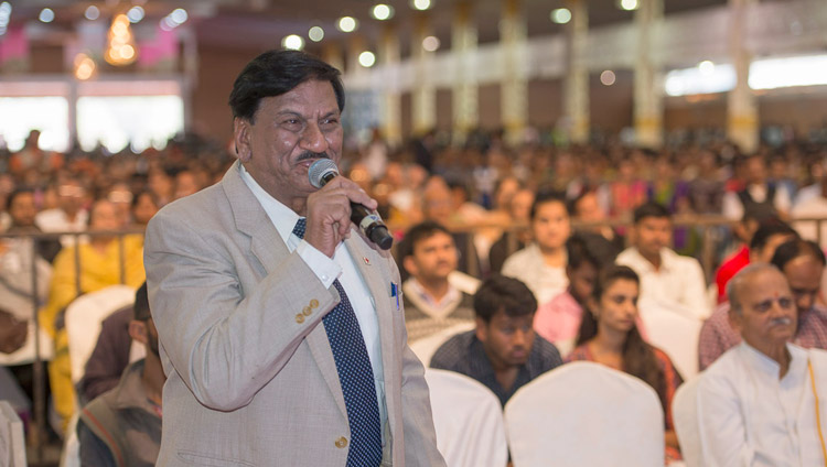 A member of the audience asking His Holiness the Dalai Lama a question at Seshadripuram Group of Institutions Silver Jubilee in Bengaluru, Karnataka, India on December 24, 2017. Photo by Lobsang Tsering A member of the audience asking His Holiness the Dalai Lama a question at Seshadripuram Group of Institutions Silver Jubilee in Bengaluru, Karnataka, India on December 24, 2017. Photo by Lobsang Tsering