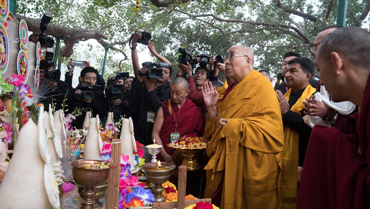 His Holiness the Dalai Lama paying his respects to an image of the Buddha on his arrival at the Mahabodhi Temple in Bodhgaya, Bihar, India on January 2, 2018. Photo by Tenzin Choejor His Holiness the Dalai Lama paying his respects to an image of the Buddha on his arrival at the Mahabodhi Temple in Bodhgaya, Bihar, India on January 2, 2018. Photo by Tenzin Choejor