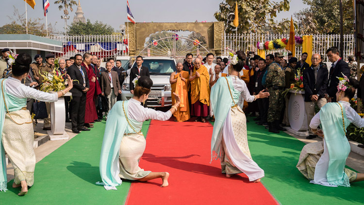 Thai dancers giving a welcoming performance on His Holiness the Dalai Lama's arrival at Wat Pa Buddhagaya Vanaram Temple in Bodhgaya, Bihar, India on January 25, 2018. Photo by Tenzin Choejor Thai dancers giving a welcoming performance on His Holiness the Dalai Lama's arrival at Wat Pa Buddhagaya Vanaram Temple in Bodhgaya, Bihar, India on January 25, 2018. Photo by Tenzin Choejor