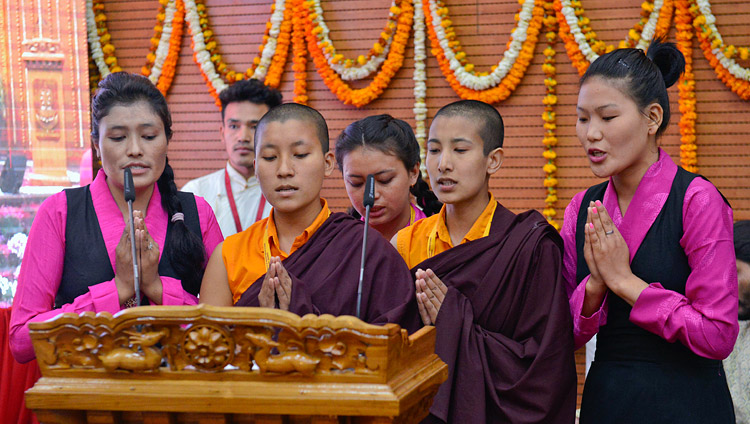 A group of female students, including nuns, singing the auspicious Mangalacharan in Sanskrit to open the inaugural session of the 92nd Annual Meet of Association of Indian Universities at CIHTS in Sarnath, UP, India on March 19, 2018. Photo by Lobsang Tsering A group of female students, including nuns, singing the auspicious Mangalacharan in Sanskrit to open the inaugural session of the 92nd Annual Meet of Association of Indian Universities at CIHTS in Sarnath, UP, India on March 19, 2018. Photo by Lobsang Tsering