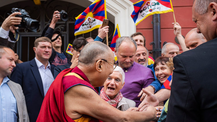 Friends and supporters welcoming His Holiness the Dalai Lama as he arrives at his hotel in Vilnius, Lithuania on June 12, 2018. Photo by Tenzin Choejor Friends and supporters welcoming His Holiness the Dalai Lama as he arrives at his hotel in Vilnius, Lithuania on June 12, 2018. Photo by Tenzin Choejor