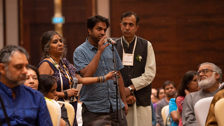 A member of the audience asking His Holiness the Dalai Lama a question during his talk on 'Indian Wisdom and the Modern World' in Bengaluru, Karnataka, India on August 12, 2018. Photo by Tenzin Choejor A member of the audience asking His Holiness the Dalai Lama a question during his talk on 'Indian Wisdom and the Modern World' in Bengaluru, Karnataka, India on August 12, 2018. Photo by Tenzin Choejor