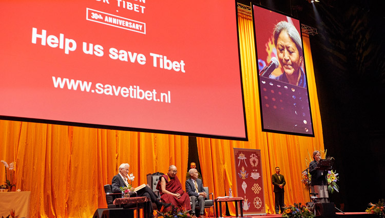 International Campaign for Tibet (ICT) Executive Director Tsering Jhampa introducing His Holiness the Dalai Lama and Richard Gere at the start of their conversation at the Ahoy convention centre in Rotterdam, Netherlands on September 16, 2018. Photo by Olivier Adams International Campaign for Tibet (ICT) Executive Director Tsering Jhampa introducing His Holiness the Dalai Lama and Richard Gere at the start of their conversation at the Ahoy convention centre in Rotterdam, Netherlands on September 16, 2018. Photo by Olivier Adams