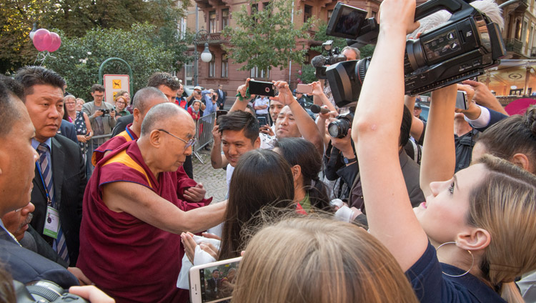 His Holiness the Dalai Lama greeting well-wishers as he arrives at Kongresshaus Stadthalle Heidelberg in Heidelberg, Germany on September 20, 2018. Photo by Manuel Bauer His Holiness the Dalai Lama greeting well-wishers as he arrives at Kongresshaus Stadthalle Heidelberg in Heidelberg, Germany on September 20, 2018. Photo by Manuel Bauer
