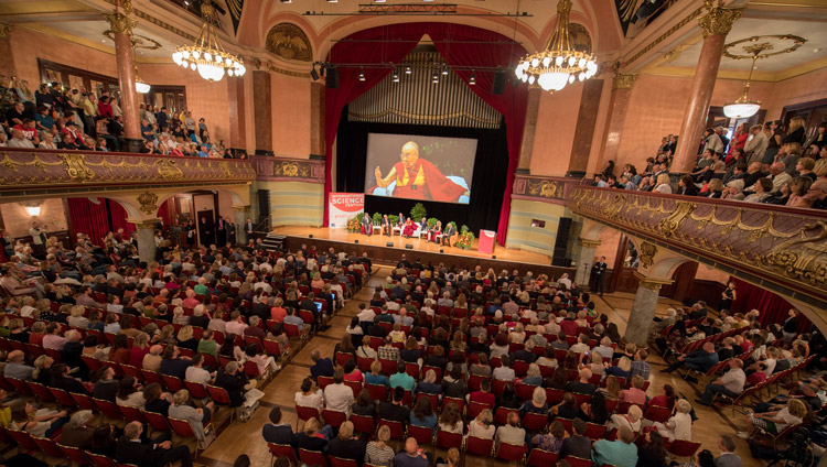 A view of the hall at Kongresshaus Stadthalle Heidelberg during His Holiness the Dalai Lama's opening remarks at the dialogue on Happiness and Responsibility in Heidelberg, Germany on September 20, 2018. Photo by Manuel Bauer A view of the hall at Kongresshaus Stadthalle Heidelberg during His Holiness the Dalai Lama's opening remarks at the dialogue on Happiness and Responsibility in Heidelberg, Germany on September 20, 2018. Photo by Manuel Bauer