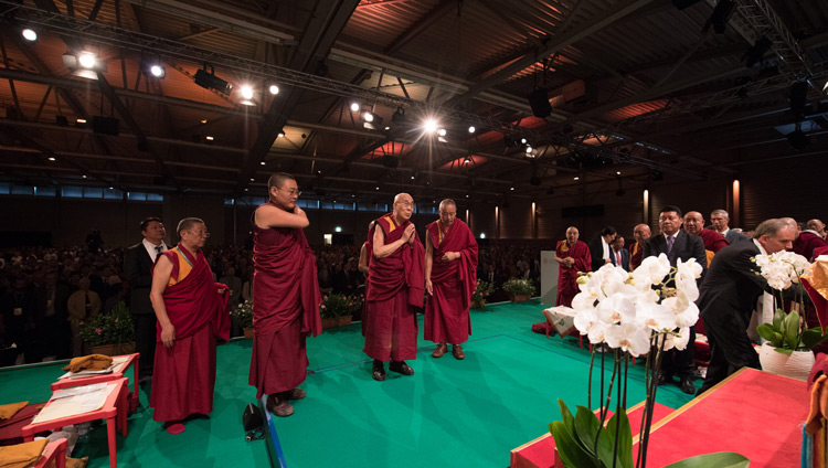 His Holiness the Dalai Lama paying his respects to the image of the Buddha as he arrives on stage at Eulachhalle in Winterthur, Switzerland on September 22, 2018. Photo by Manuel Bauer His Holiness the Dalai Lama paying his respects to the image of the Buddha as he arrives on stage at Eulachhalle in Winterthur, Switzerland on September 22, 2018. Photo by Manuel Bauer