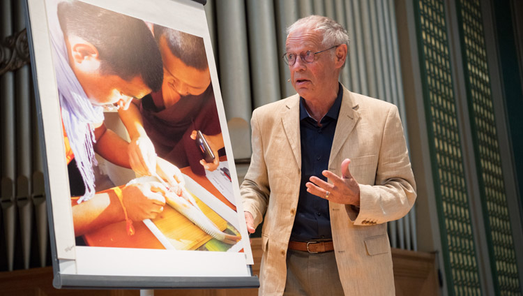 Dr. Rudolf Högger of Tibet-Institute Rikon using a photo to illustrate his presentation at the panel discussion at the Zurich University of Applied Sciences in Winterthur, Switzerland on September 24, 2018. Photo by Manuel Bauer Dr. Rudolf Högger of Tibet-Institute Rikon using a photo to illustrate his presentation at the panel discussion at the Zurich University of Applied Sciences in Winterthur, Switzerland on September 24, 2018. Photo by Manuel Bauer