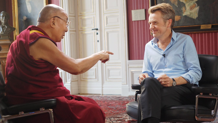His Holiness the Dalai Lama talking with Scandinavian talk show host Fredrik Skavlan at Malmö City Hall in Malmö, Sweden on September 13, 2018. Photo by Jeremy Russell His Holiness the Dalai Lama talking with Scandinavian talk show host Fredrik Skavlan at Malmö City Hall in Malmö, Sweden on September 13, 2018. Photo by Jeremy Russell