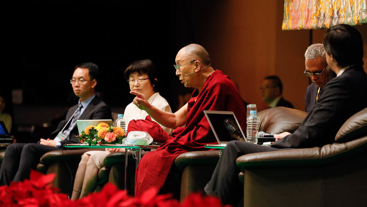 His Holiness the Dalai Lama commenting on the presentation by neuroscientist Dr Iriki Atsushi during the Modern Science and Buddhist Science in Yokohama, Japan on November 16, 2018. Photo by Tenzin Jigme His Holiness the Dalai Lama commenting on the presentation by neuroscientist Dr Iriki Atsushi during the Modern Science and Buddhist Science in Yokohama, Japan on November 16, 2018. Photo by Tenzin Jigme