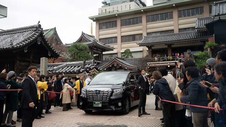 His Holiness the Dalai Lama's car leaving Tochoji Temple after his talk in Fuukuoka, Japan on November 22, 2018. Photo by Tenzin Choejor His Holiness the Dalai Lama's car leaving Tochoji Temple after his talk in Fuukuoka, Japan on November 22, 2018. Photo by Tenzin Choejor