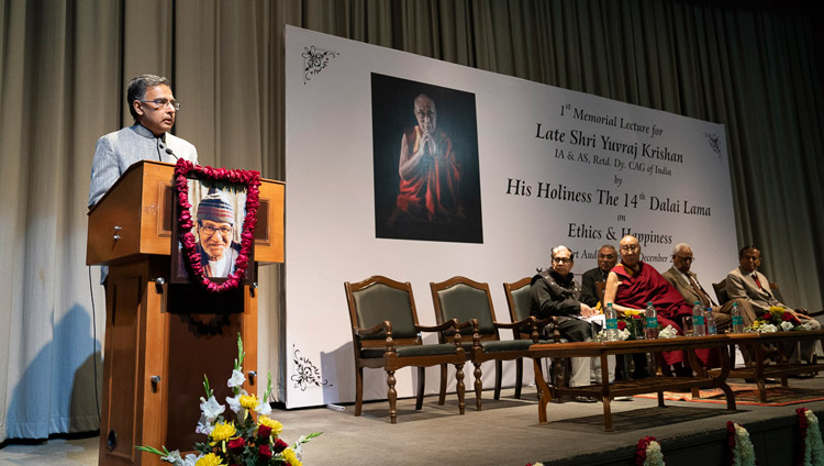 Yuvraj Krishan's son, Shrikant Krishan, welcoming His Holiness the Dalai Lama at the start of the 1st Yuvraj Krishan Memorial Lecture at Siri Fort Auditorium in New Delhi, India on December 8, 2018. Photo by Lobsang Tsering Yuvraj Krishan's son, Shrikant Krishan, welcoming His Holiness the Dalai Lama at the start of the 1st Yuvraj Krishan Memorial Lecture at Siri Fort Auditorium in New Delhi, India on December 8, 2018. Photo by Lobsang Tsering
