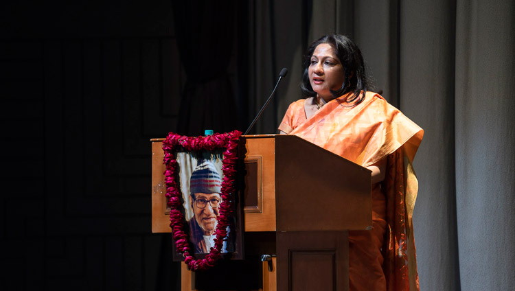 Yuvraj Krishan's daughter, Giriraj Krishan Varma, thanking His Holiness the Dalai Lama and other special guests at the conclusion of the 1st Yuvraj Krishan Memorial Lecture at Siri Fort Auditorium in New Delhi, India on December 8, 2018. Photo by Lobsang Tsering Yuvraj Krishan's daughter, Giriraj Krishan Varma, thanking His Holiness the Dalai Lama and other special guests at the conclusion of the 1st Yuvraj Krishan Memorial Lecture at Siri Fort Auditorium in New Delhi, India on December 8, 2018. Photo by Lobsang Tsering
