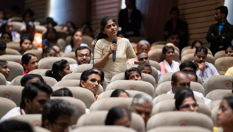 A member of the audience asking His Holiness the Dalai Lama a question during his talk at Guru Nanak College in Mumbai, India on December 13, 2018. Photo by Lobsang Tsering