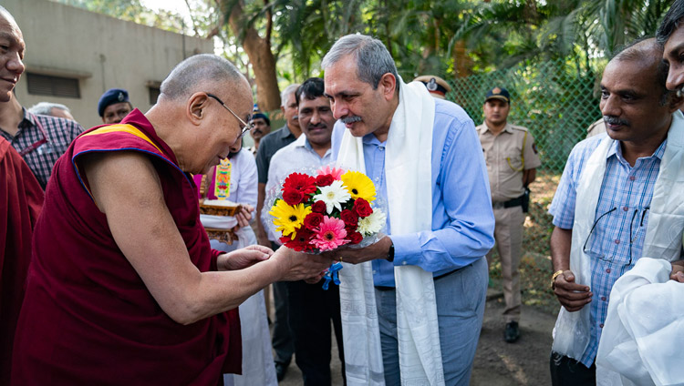 Director Prof Devang Vipin Khakhar welcoming His Holiness the Dalai Lama on his arrival at the Indian Institute of Technology Bombay in Mumbai, India on December 14, 2018. Photo by Lobsang Tsering Director Prof Devang Vipin Khakhar welcoming His Holiness the Dalai Lama on his arrival at the Indian Institute of Technology Bombay in Mumbai, India on December 14, 2018. Photo by Lobsang Tsering