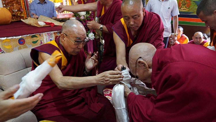 The Abbot of Ön Ngari Monastery, Gomang Khensur Lobsang Samten, making traditional offerings to His Holiness the Dalai Lama during welcoming ceremonies at the monastery in Manali, HP, India on August 10, 2019. Photo by Lobsang Tsering The Abbot of Ön Ngari Monastery, Gomang Khensur Lobsang Samten, making traditional offerings to His Holiness the Dalai Lama during welcoming ceremonies at the monastery in Manali, HP, India on August 10, 2019. Photo by Lobsang Tsering