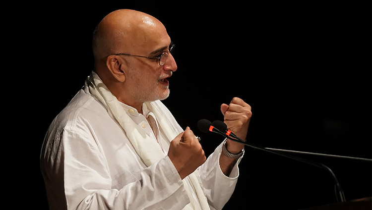 Rajiv Mehrotra, on behalf of the Foundation for Universal Responsibility, speaking about their partnership with Goa University to support the new Dalai Lama Chair for Nalanda Studies at Kala Academy in Goa, India on December 11, 2019. Photo by Lobsang Tsering Rajiv Mehrotra, on behalf of the Foundation for Universal Responsibility, speaking about their partnership with Goa University to support the new Dalai Lama Chair for Nalanda Studies at Kala Academy in Goa, India on December 11, 2019. Photo by Lobsang Tsering
