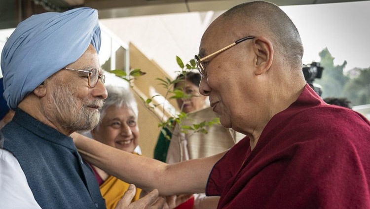 His Holiness the Dalai Lama and Former Indian Prime Minister Manmohan Singh in New Delhi, India on Nov 10, 2018. Photo by Tenzin Choejor His Holiness the Dalai Lama and Former Indian Prime Minister Manmohan Singh in New Delhi, India on Nov 10, 2018. Photo by Tenzin Choejor