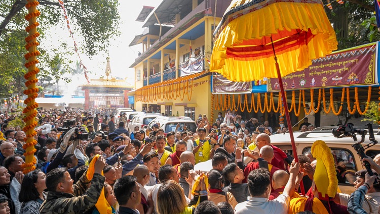 His Holiness the Dalai Lama preparing to depart from Sed-Gyued Monastery at the conclusion of his teachings in Salugara, West Bengal, India on December 14, 2023. Photo by Tenzin Choejor His Holiness the Dalai Lama preparing to depart from Sed-Gyued Monastery at the conclusion of his teachings in Salugara, West Bengal, India on December 14, 2023. Photo by Tenzin Choejor