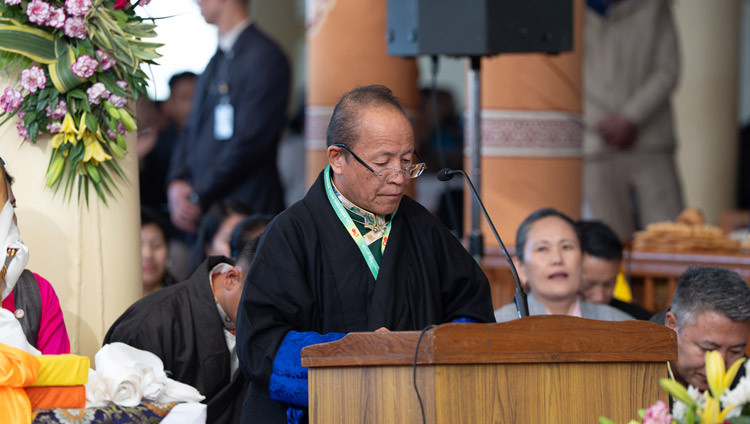 Kashag Secretary and Chairman of the Central Ghoton Organizing Committee Tsegyal Chukya Dranyi offered words of thanks at the conclusion of the Celebration of the 75th Anniversary of His Holiness the Dalai Lama’s Assumption of the Spiritual and Temporal Leadership of Tibet at the Main Tibetan Temple courtyard in Dharamsala, HP, India on November 17, 2025. Photo by Tenzin Choejor