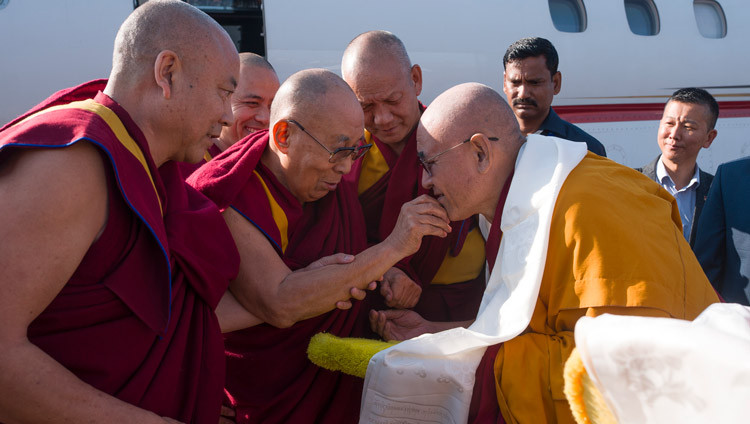 Geshé Jigmé Gyatso, the Abbot of Drepung Gomang Monastery greeting His Holiness the Dalai Lama on his arrival at the airport in Hubli, Karnataka, India on December 12, 2025. Photo by Tenzin Choejor