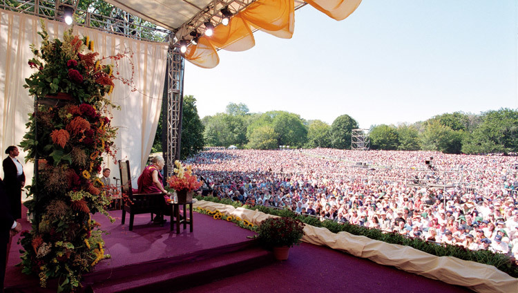 The Dalai Lama speaking about peace and inner happiness to a crowd of 60,000 in Central Park, New York City, USA on September 21, 2003. (Photo by Manuel Bauer The Dalai Lama speaking about peace and inner happiness to a crowd of 60,000 in Central Park, New York City, USA on September 21, 2003. (Photo by Manuel Bauer