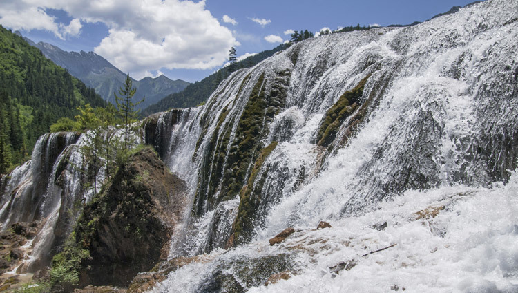 The Pearl Shoal Waterfall in the Jiuzhai Valley, Tibet. (Photo courtesy Liason Office of HHDL Japan) The Pearl Shoal Waterfall in the Jiuzhai Valley, Tibet. (Photo courtesy Liason Office of HHDL Japan)