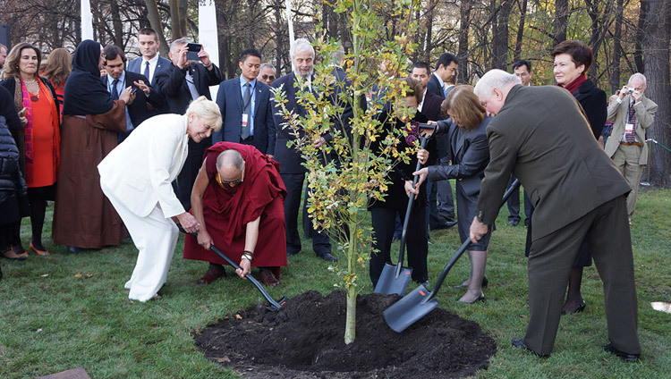 Betty Williams, His Holiness the Dalai Lama, Shirin Ebadi, Mairead Maguire and Lech Walesa planting a tree after the 13th World Summit of Nobel Peace Laureates in Warsaw, Poland on October 23, 2013. (Photo by Jeremy Russell/OHHDL) Betty Williams, His Holiness the Dalai Lama, Shirin Ebadi, Mairead Maguire and Lech Walesa planting a tree after the 13th World Summit of Nobel Peace Laureates in Warsaw, Poland on October 23, 2013. (Photo by Jeremy Russell/OHHDL)