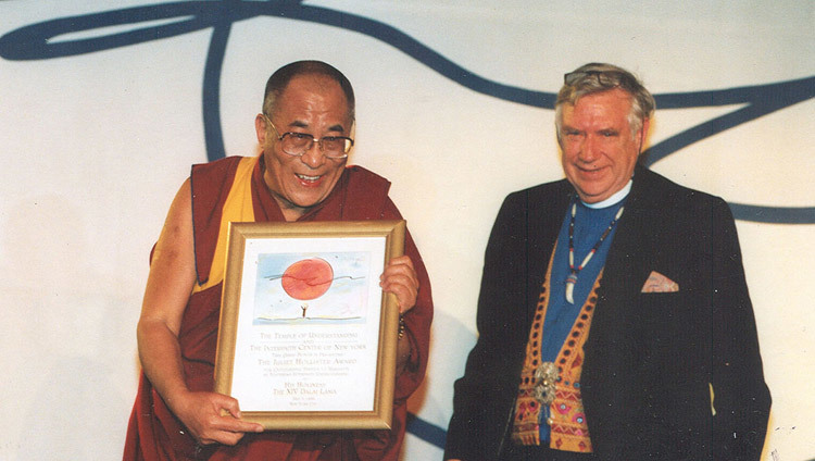 His Holiness the Dalai Lama accepting the Juliet Hollister Award from the Juliet Hollister Foundation in New York, NY, USA on May 5, 1998. His Holiness the Dalai Lama accepting the Juliet Hollister Award from the Juliet Hollister Foundation in New York, NY, USA on May 5, 1998.