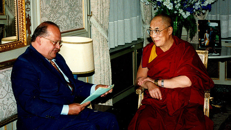 His Holiness the Dalai Lama with Belgium Prime Minister Jean Luc Dehaene in Brussels, Belgium on May 4, 1999. His Holiness the Dalai Lama with Belgium Prime Minister Jean Luc Dehaene in Brussels, Belgium on May 4, 1999.