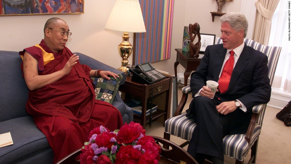 His Holiness the Dalai Lama meeting President Bill Clinton at the White House in Washington DC, USA on June 20, 2000. (Official White House Photo) His Holiness the Dalai Lama meeting President Bill Clinton at the White House in Washington DC, USA on June 20, 2000. (Official White House Photo)