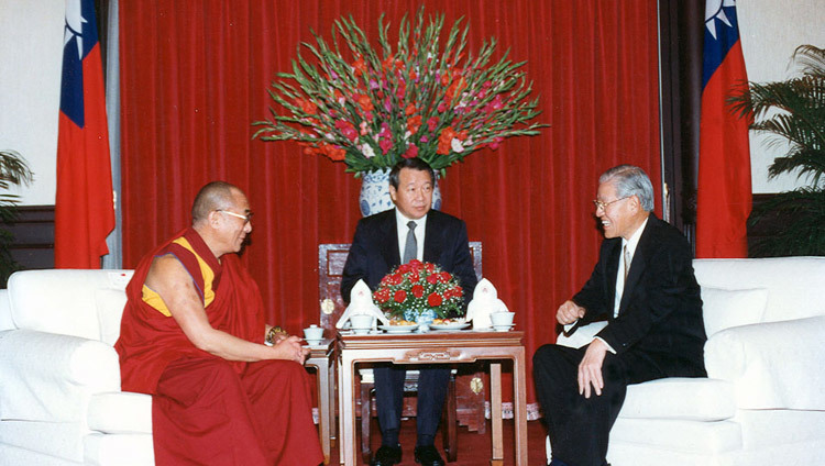 His Holiness the Dalai Lama meeting with the President of Taiwan Lee Teng-Hui in Taipei, Taiwan on March 27, 1997. His Holiness the Dalai Lama meeting with the President of Taiwan Lee Teng-Hui in Taipei, Taiwan on March 27, 1997.