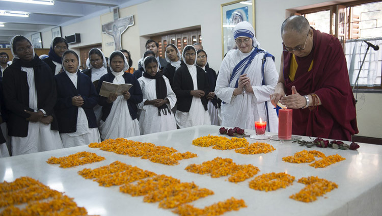 His Holiness the Dalai Lama lighting a candle at the tomb of Mother Teresa during his visit to Mother Teresa's House in Kolkata, West Bengal, India on January 12, 2015. (Photo by Tenzin Choejor/OHHDL) His Holiness the Dalai Lama lighting a candle at the tomb of Mother Teresa during his visit to Mother Teresa's House in Kolkata, West Bengal, India on January 12, 2015. (Photo by Tenzin Choejor/OHHDL)